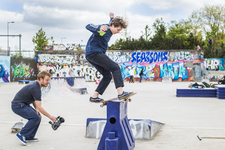 910656 Afbeelding van een skater die gefilmd wordt in skatepark De Yard 2.0 op het terrein van het voormalige ...